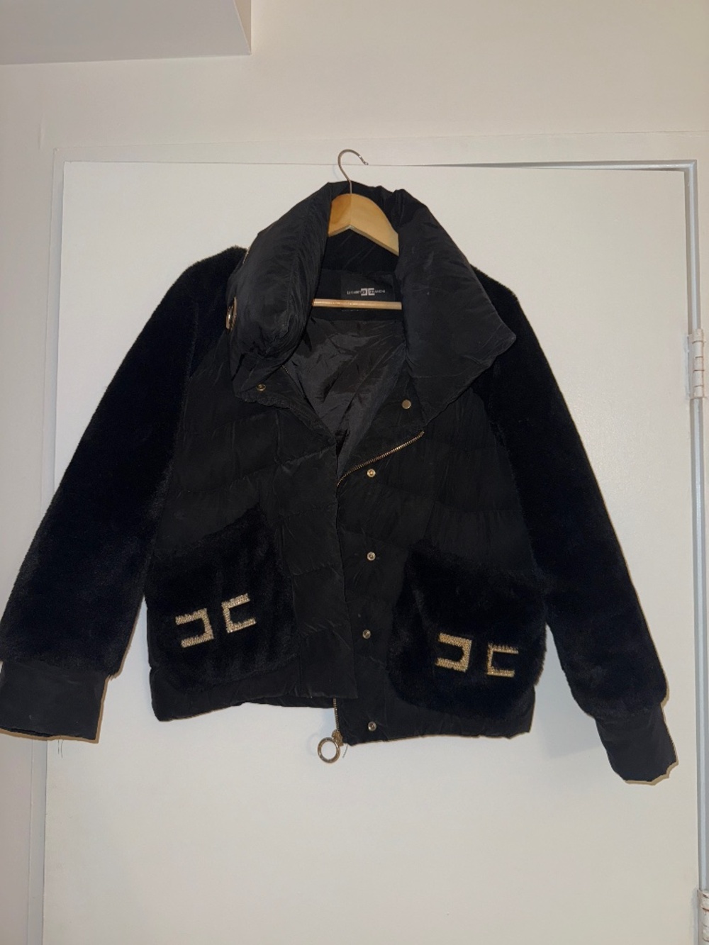 Elegant Elisabetta Franchi warm jacket perfect for fall and winter seasons
